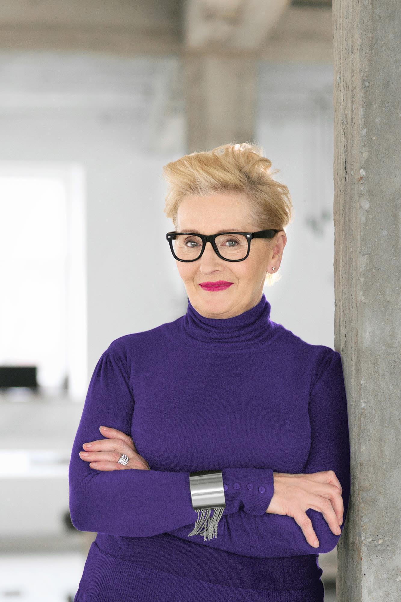 Ältere Frau lehnt an Betonsäule – exklusive Beratung im Private Banking der BKS Bank. Ältere Frau lehnt an Betonsäule – exklusive Beratung im Private Banking der BKS Bank.