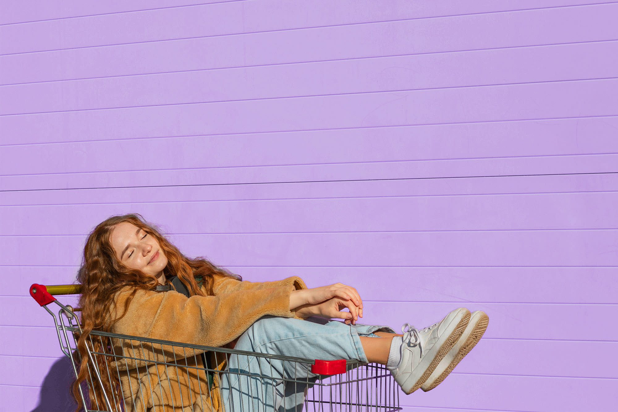 Frau im Einkaufswagen – finanzielle Freiheit mit dem Konsumkredit der BKS Bank. Frau im Einkaufswagen – finanzielle Freiheit mit dem Konsumkredit der BKS Bank.