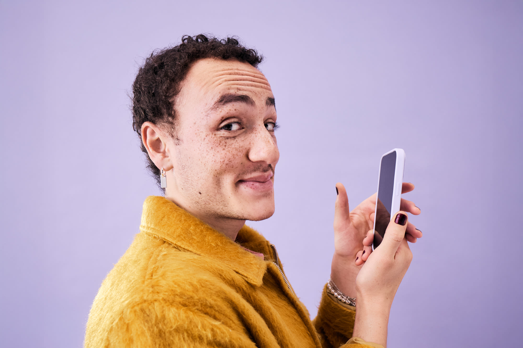 Mann sucht die Informationen auf seinem Handy – Was ist die Empfängerüberprüfung? Mann sucht die Informationen auf seinem Handy – Was ist die Empfängerüberprüfung?