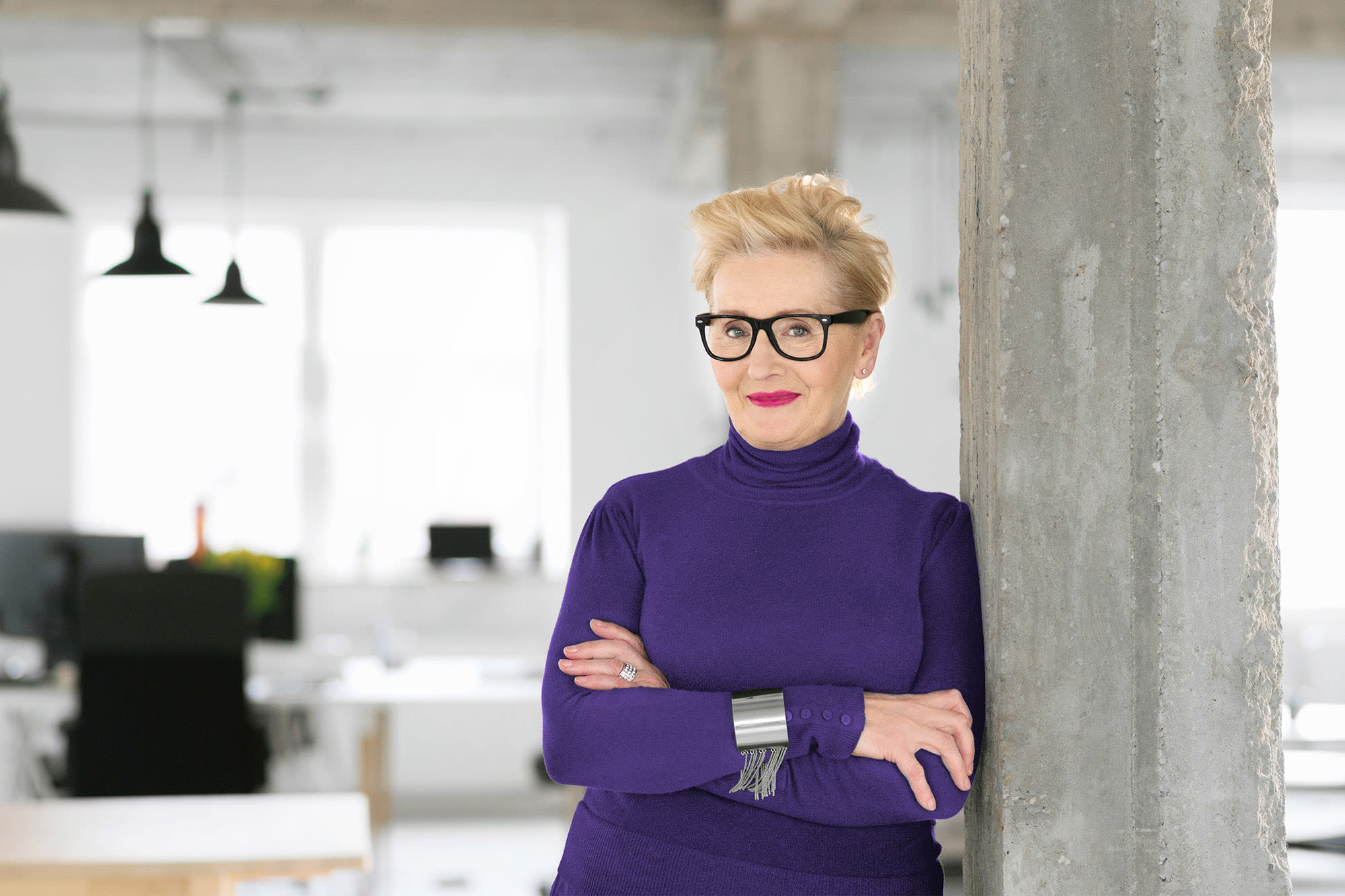 Ältere Frau lehnt an Betonsäule – exklusive Beratung im Private Banking der BKS Bank. Ältere Frau lehnt an Betonsäule – exklusive Beratung im Private Banking der BKS Bank.