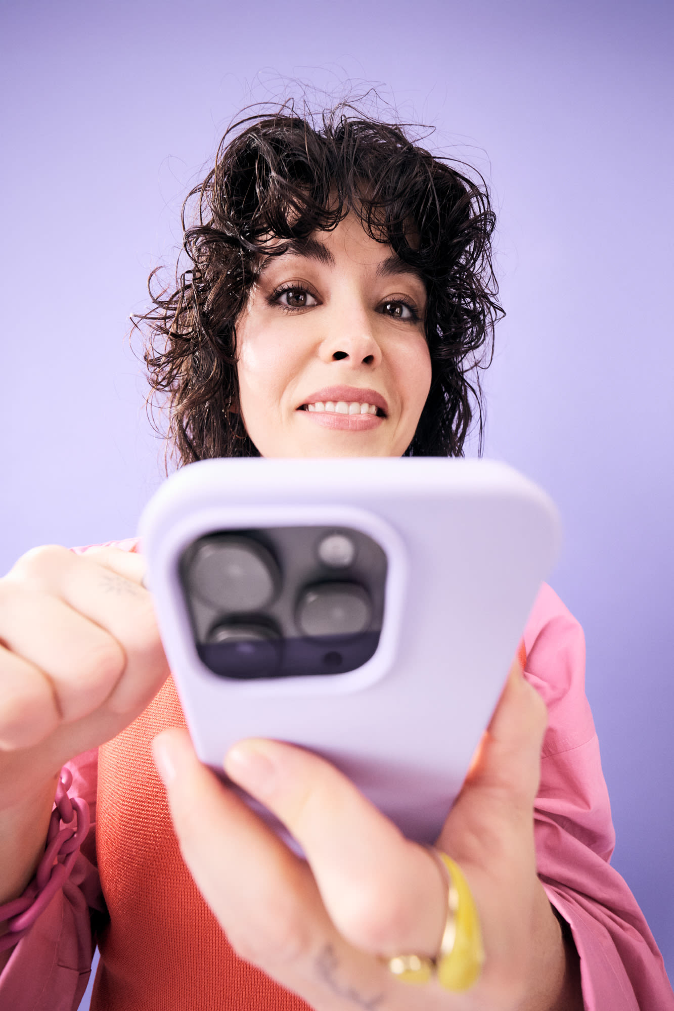 Junge Frau mit Smartphone in der Hand – mit dem Start-Depot ins Investment starten. Junge Frau mit Smartphone in der Hand – mit dem Start-Depot ins Investment starten.