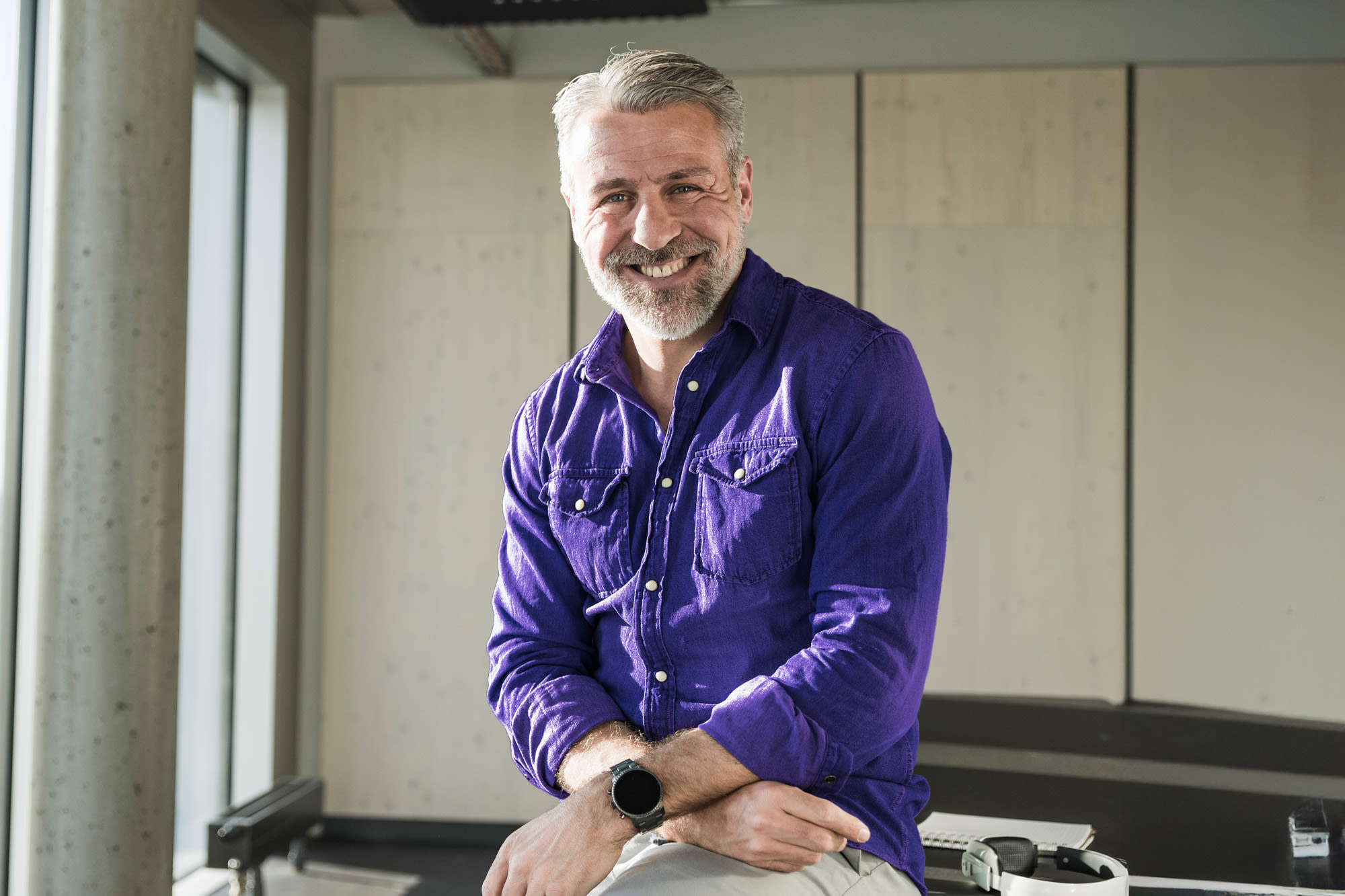 Mann mit grauem Bart im Büro – leistungsstarkes Konto für Unternehmen mit BKS Business Komfort. Mann mit grauem Bart im Büro – leistungsstarkes Konto für Unternehmen mit BKS Business Komfort.