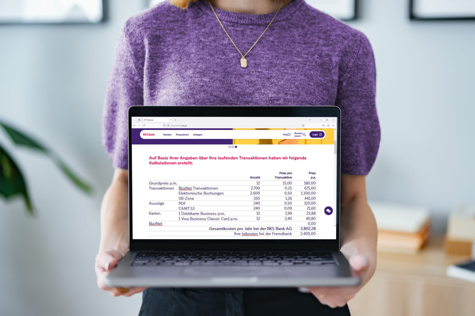 Frau hält Laptop mit einer BKS Website - Die Zahlungsverkehranalyse der BKS Bank Frau hält Laptop mit einer BKS Website - Die Zahlungsverkehranalyse der BKS Bank
