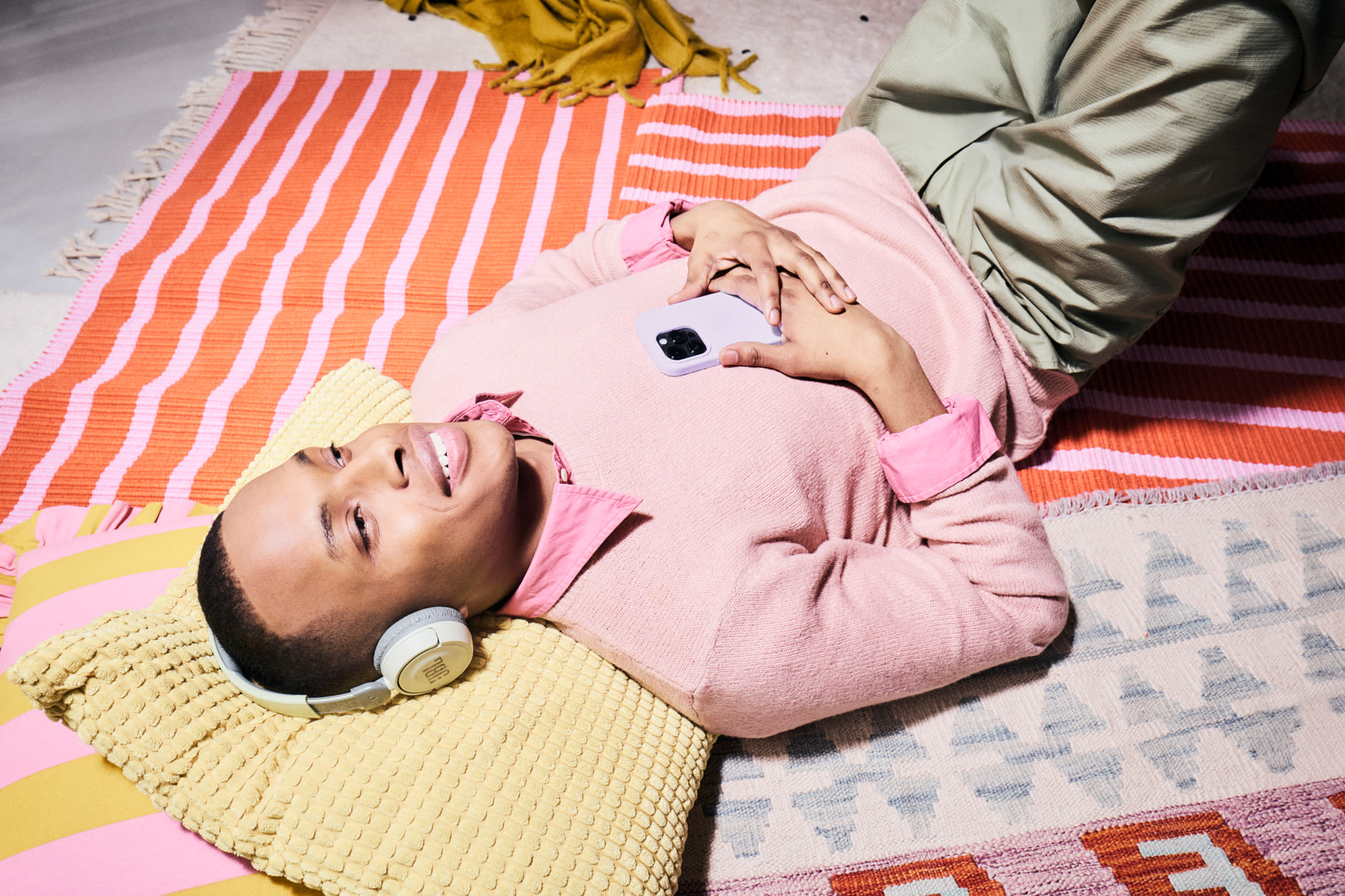 Junge Person mit Smartphone liegt am Boden – bequem anlegen mit dem Komfort-Depot der BKS Bank. Junge Person mit Smartphone liegt am Boden – bequem anlegen mit dem Komfort-Depot der BKS Bank.