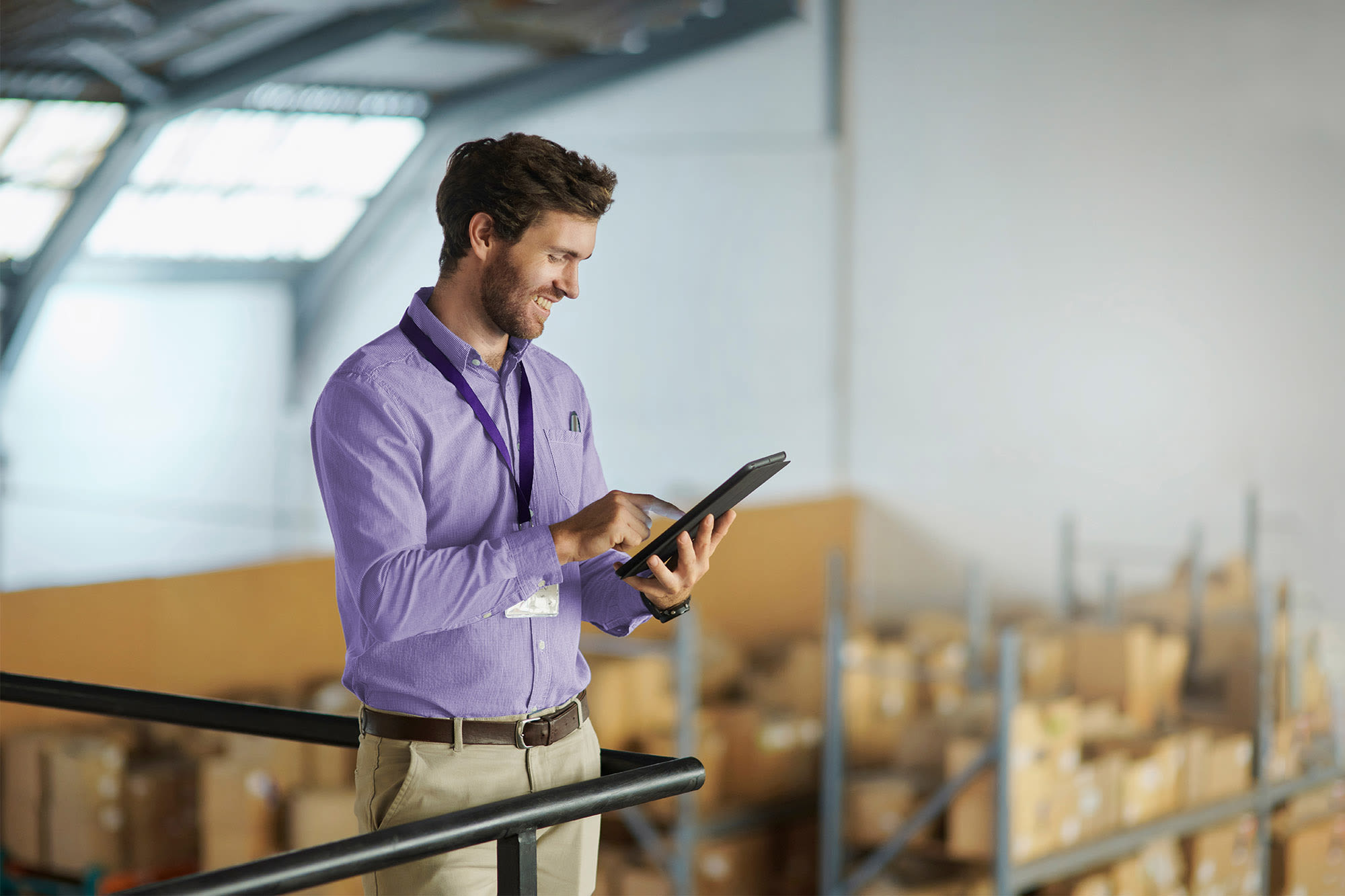 Mitarbeiter im Lager nutzt Tablet – digitale Prozesse im Firmenkundengeschäft. Mitarbeiter im Lager nutzt Tablet – digitale Prozesse im Firmenkundengeschäft.