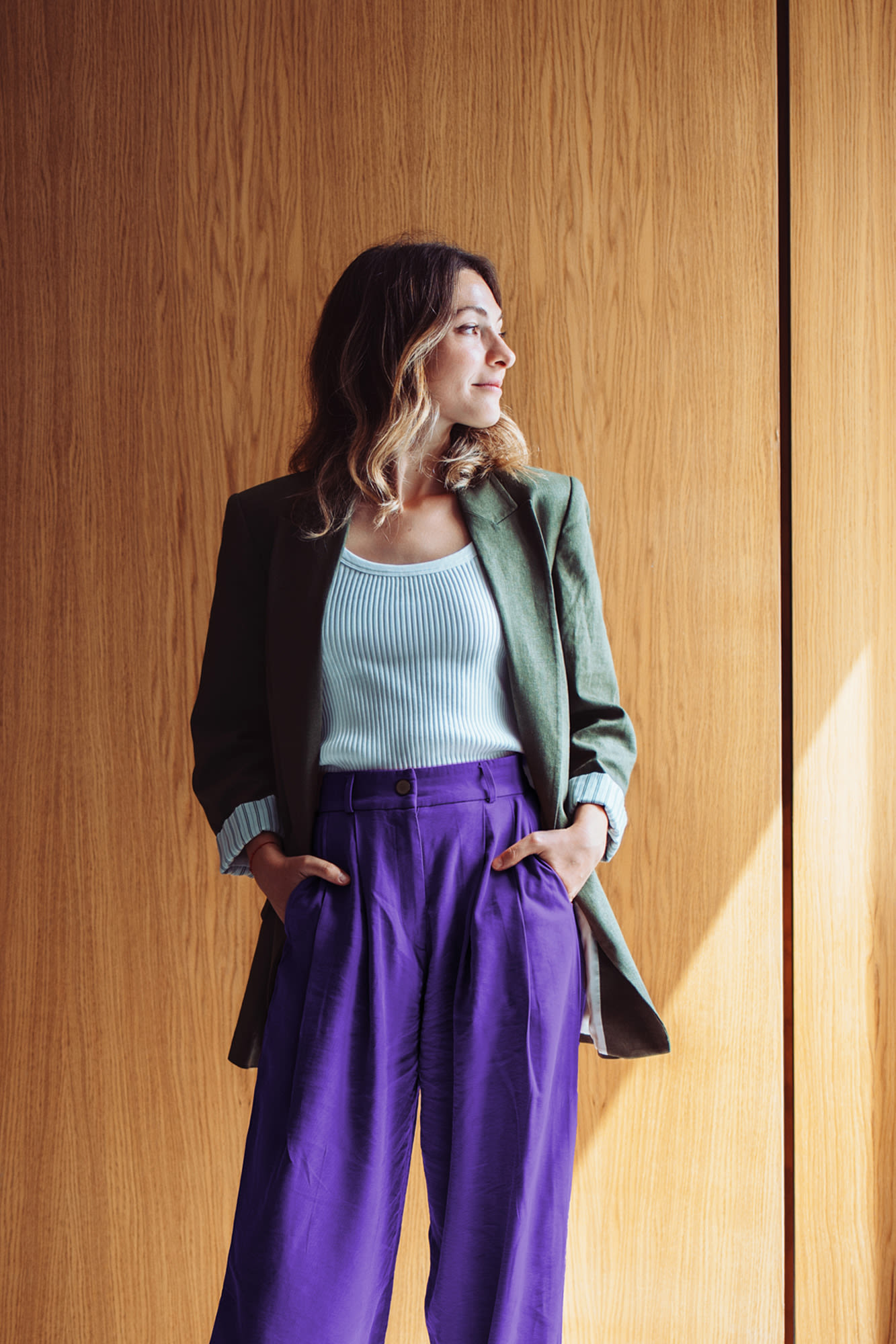 Junge Frau schaut aus Fenster raus – Banking bei der BKS Bank: smart und einfach. Junge Frau schaut aus Fenster raus – Banking bei der BKS Bank: smart und einfach.