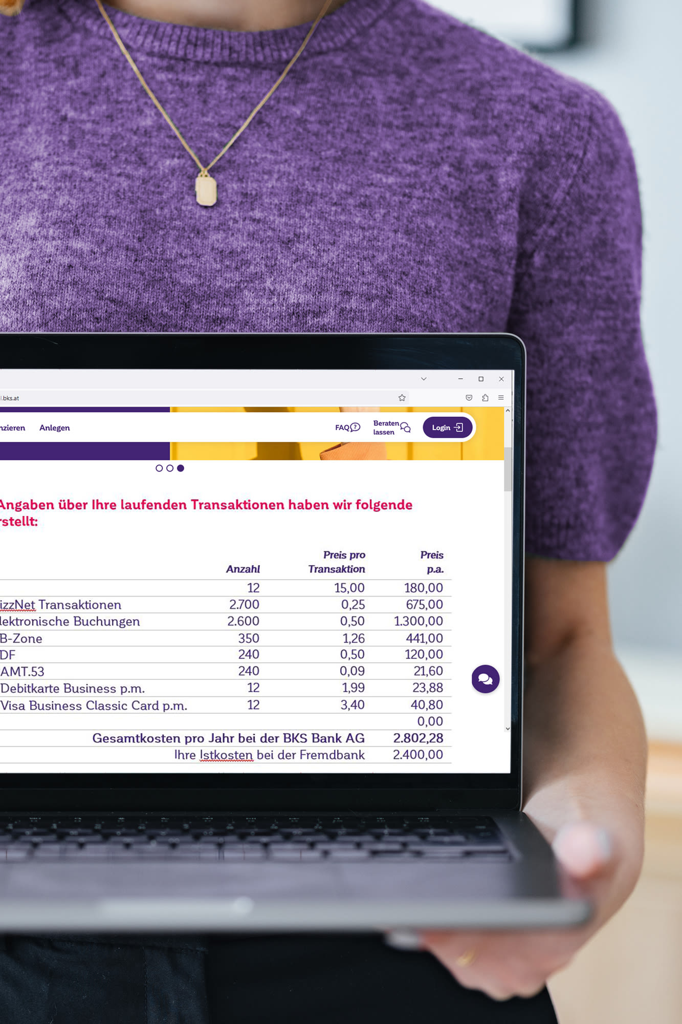Frau hält Laptop mit einer BKS Website - Die Zahlungsverkehranalyse der BKS Bank Frau hält Laptop mit einer BKS Website - Die Zahlungsverkehranalyse der BKS Bank