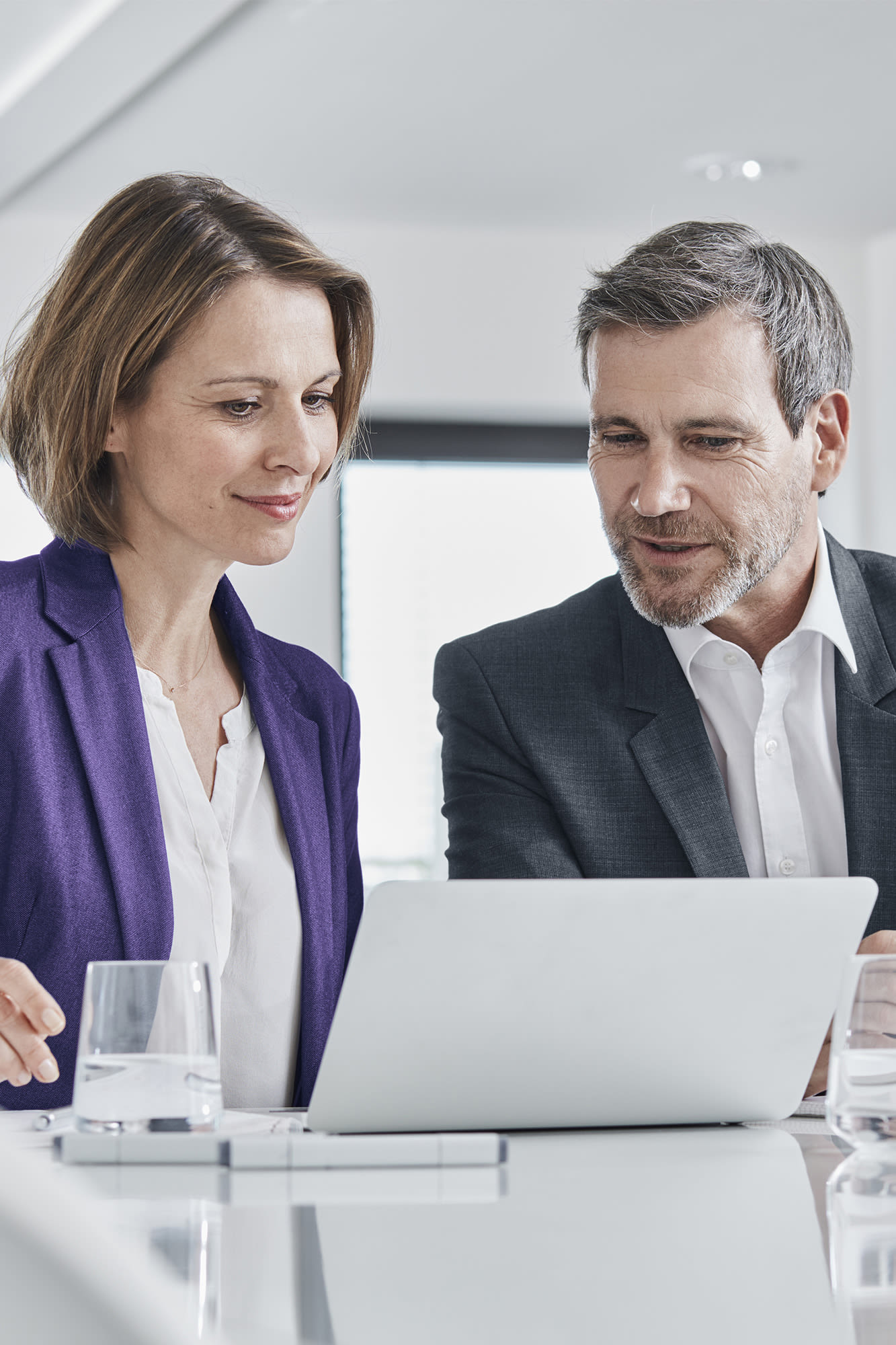 Zwei Personen am Arbeiten - Schnelle Lösung durch Zusammenarbeit Zwei Personen am Arbeiten - Schnelle Lösung durch Zusammenarbeit