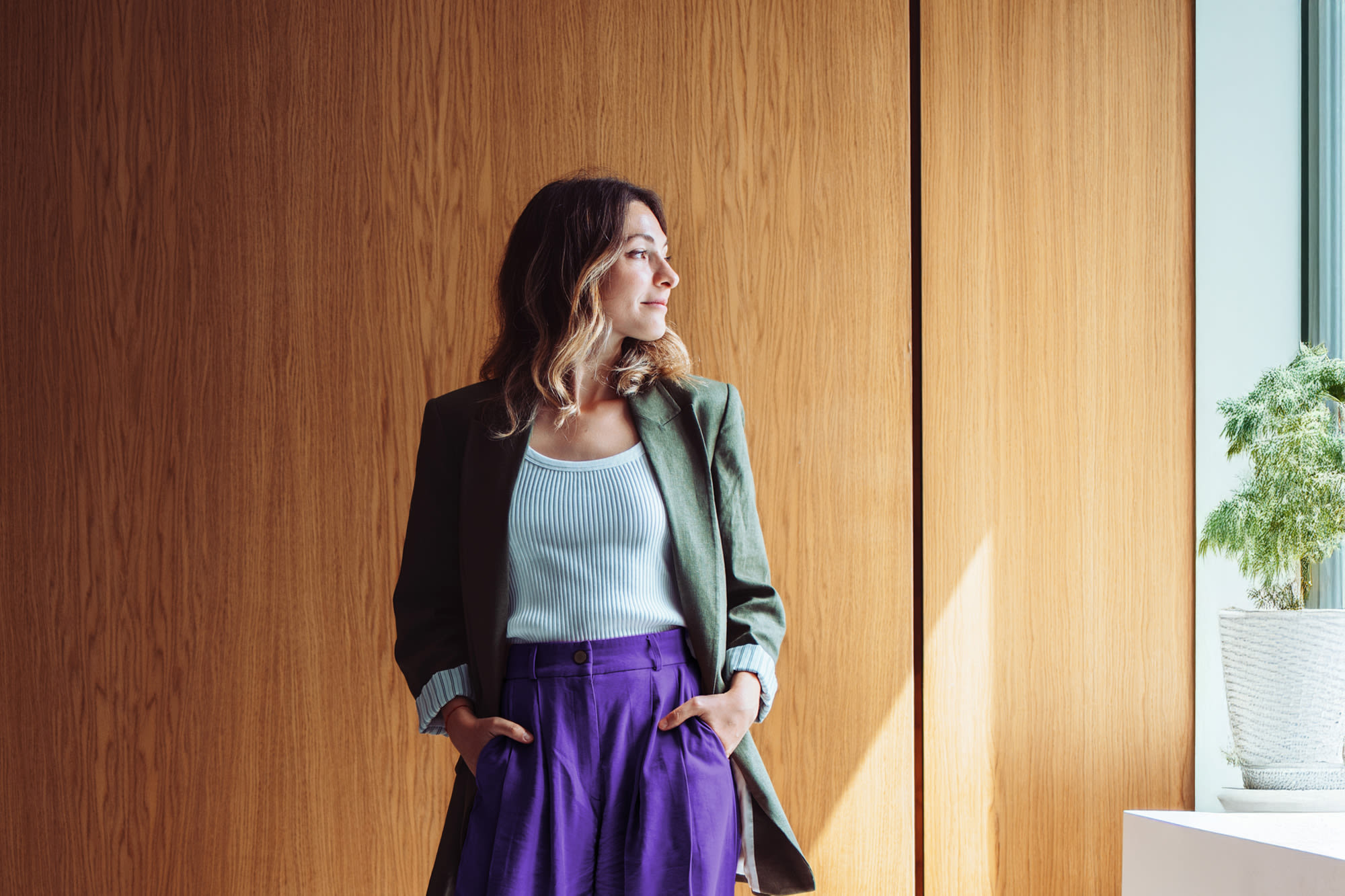 Junge Frau schaut aus Fenster raus – Banking bei der BKS Bank: smart und einfach. Junge Frau schaut aus Fenster raus – Banking bei der BKS Bank: smart und einfach.