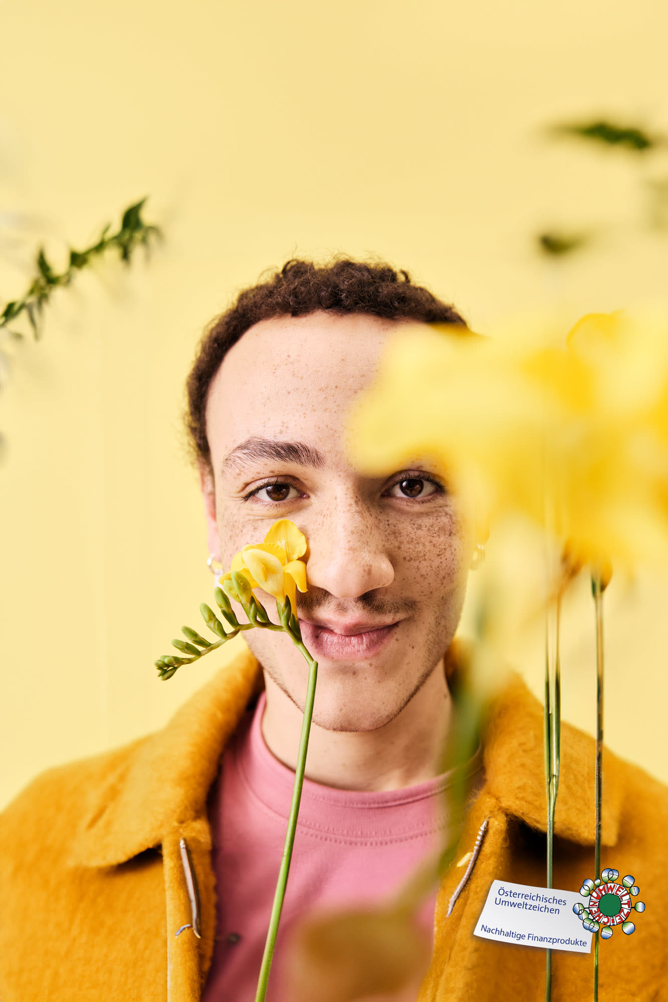 Mann mit Blume im Gesicht und Umweltzeichen – BKS Natur & Zukunft Konto: ökologisch und zertifiziert. Mann mit Blume im Gesicht und Umweltzeichen – BKS Natur & Zukunft Konto: ökologisch und zertifiziert.