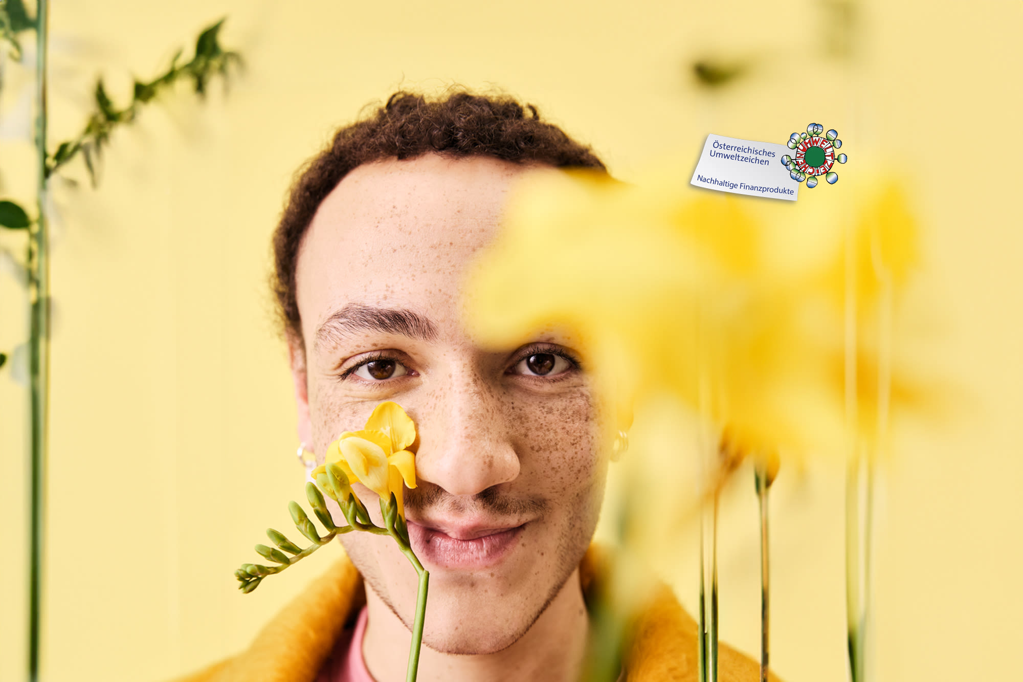 Mann mit Blume im Gesicht und Umweltzeichen – BKS Natur & Zukunft Konto: ökologisch und zertifiziert. Mann mit Blume im Gesicht und Umweltzeichen – BKS Natur & Zukunft Konto: ökologisch und zertifiziert.