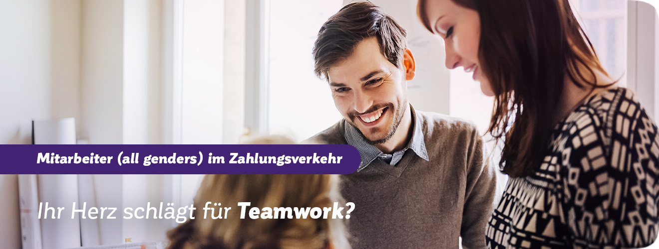 Junge Mitarbeiter lächeln sich an. Slogan: „Ihr Herz schlägt für Teamwork?“