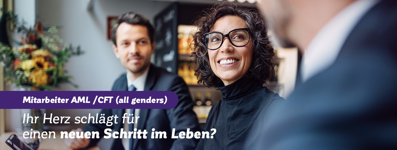 Mitarbeiter lächeln sich an. Slogan: „Ihr Herz schlägt für einen Job mit Zukunft?“