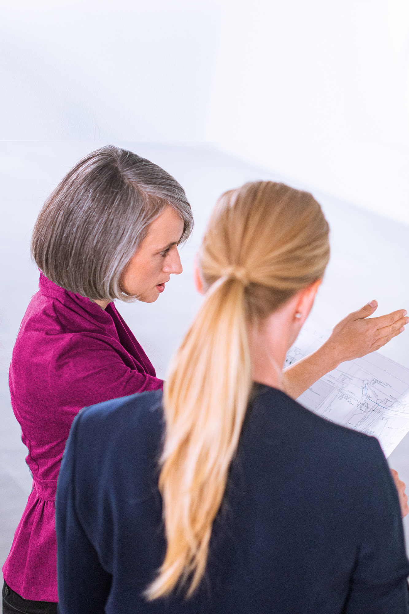 Zwei Damen lesen die Bauprojekte - Wohnbaucoach Zwei Damen lesen die Bauprojekte - Wohnbaucoach