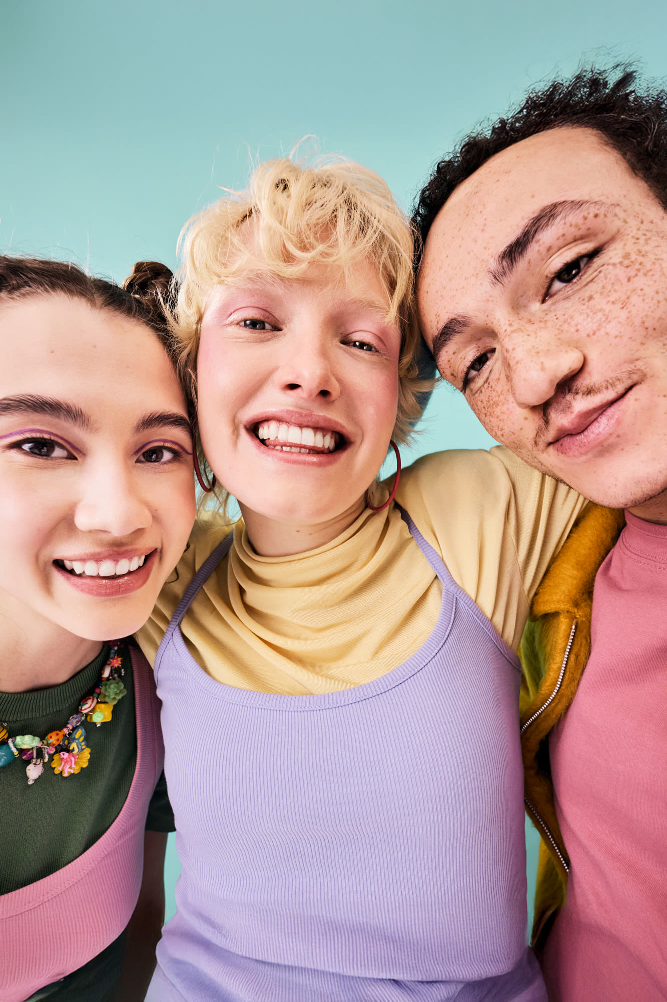 Drei junge Menschen lachen gemeinsam – vielfältige Geldanlage bei BKS Drei junge Menschen lachen gemeinsam – vielfältige Geldanlage bei BKS