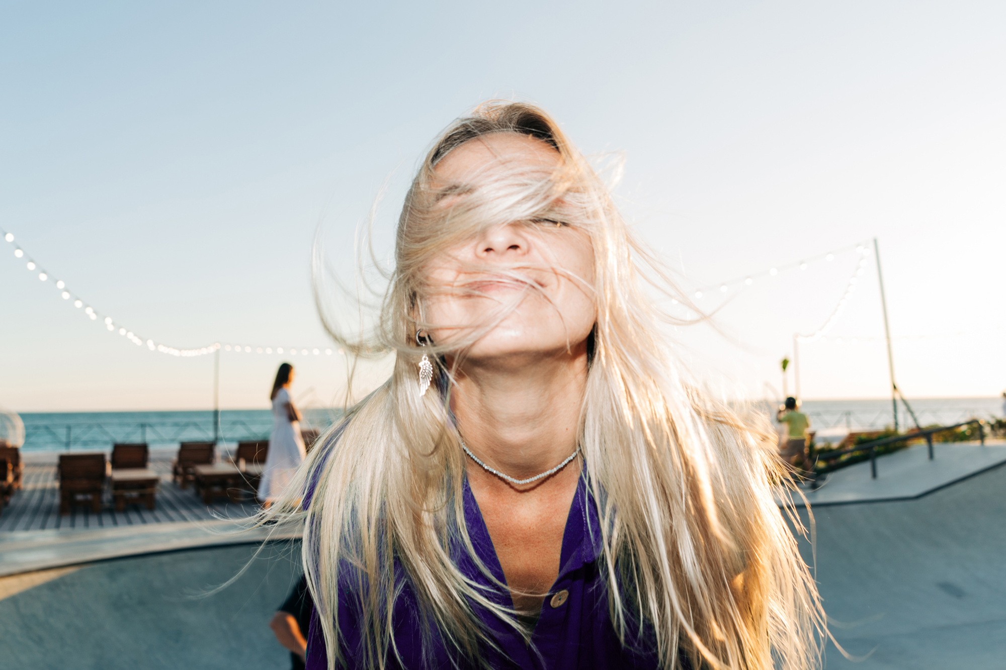 Frau mit wehendem blonden Haar am Meer Frau mit wehendem blonden Haar am Meer