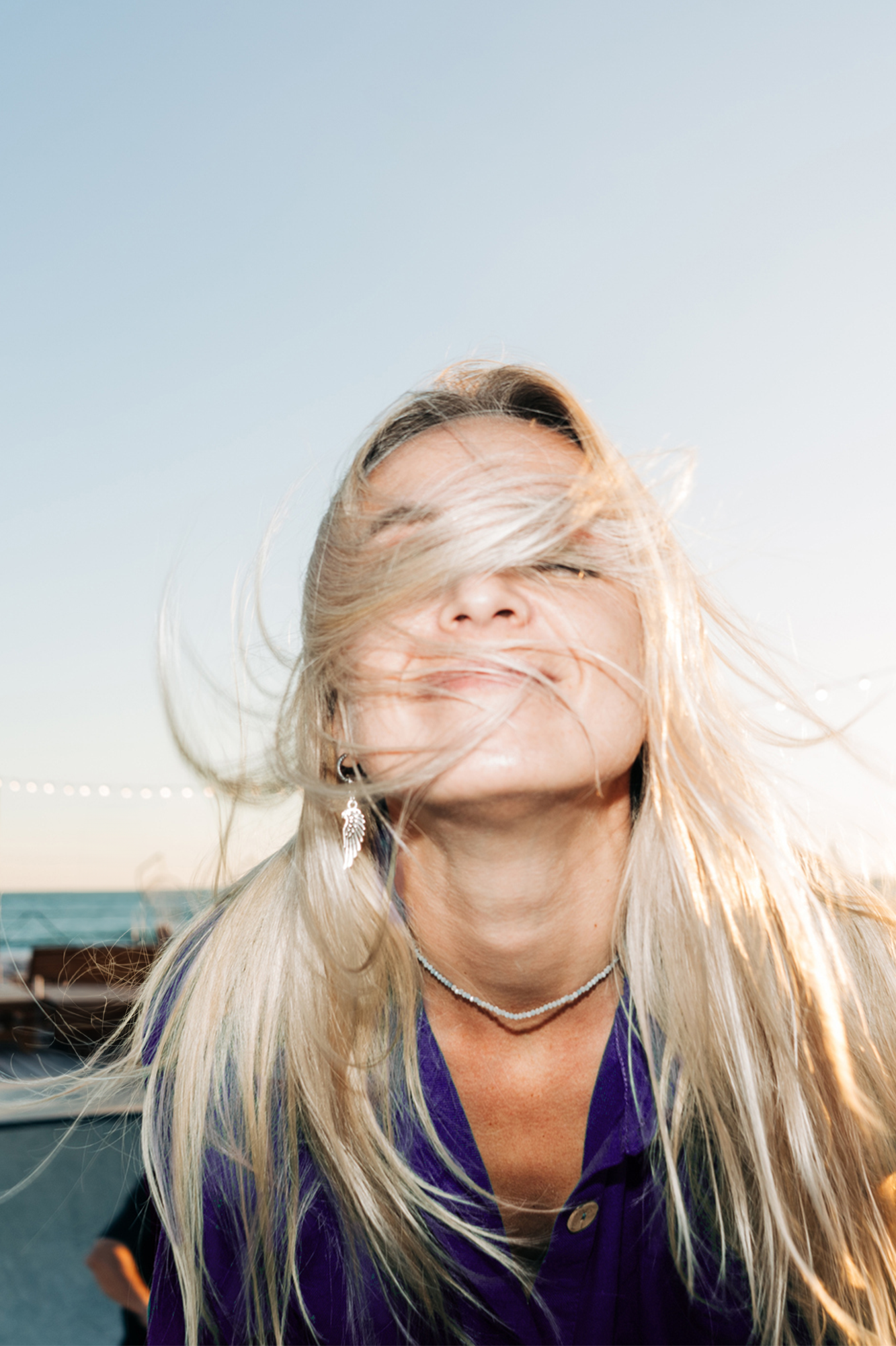 Frau mit wehendem blonden Haar am Meer Frau mit wehendem blonden Haar am Meer
