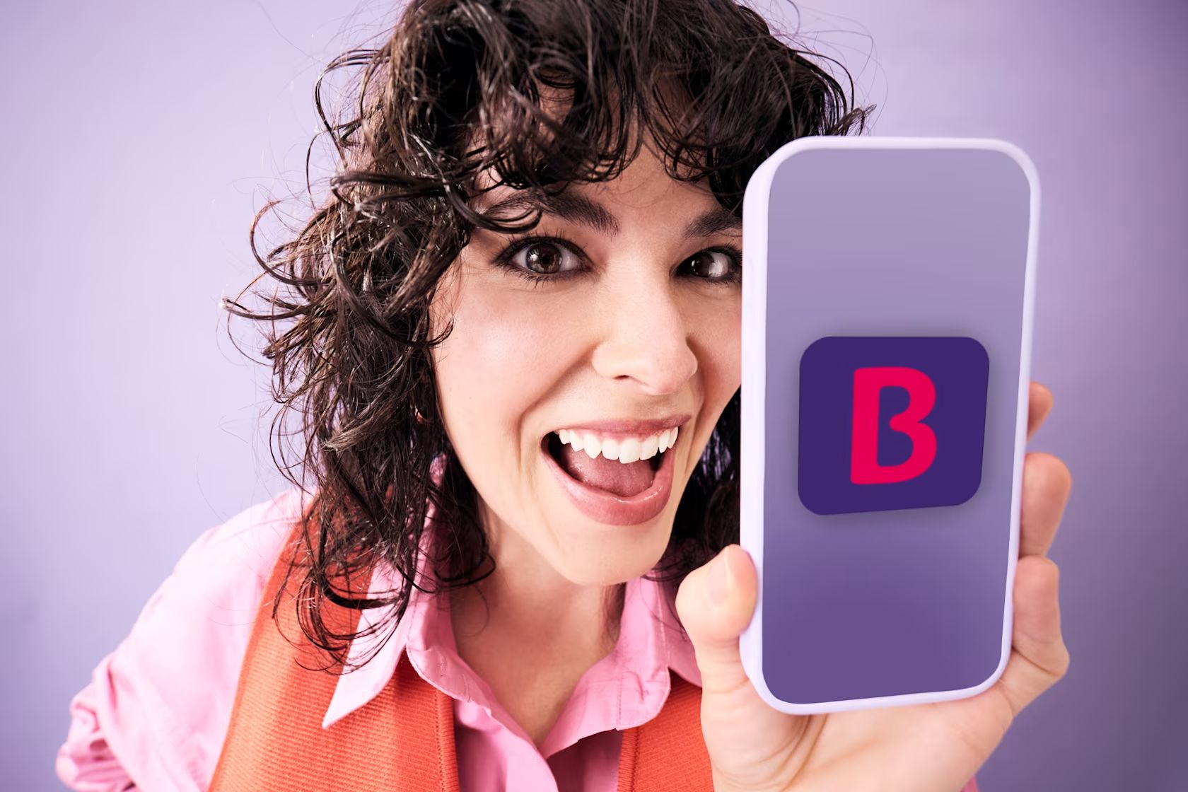 Frau zeigt ein Smartphone mit der BKS App – BKS Bank Frau zeigt ein Smartphone mit der BKS App – BKS Bank